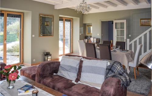 un salon avec un canapé et une salle à manger dans l'établissement Beautiful Home In Plouézec With Wifi, à Plouézec