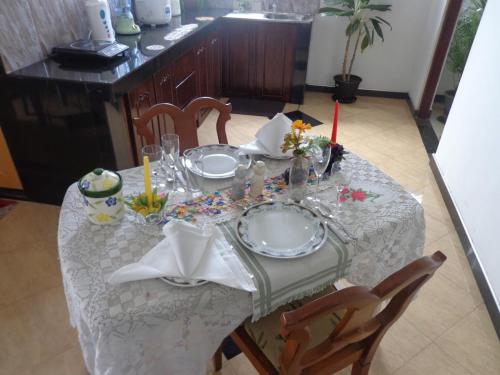una mesa con un mantel blanco con un plato. en Asoka Resident Kalutara en Kalutara