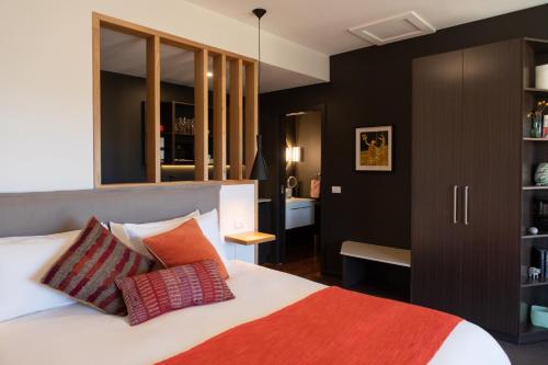 187 Merrijig في ميريجيغ: غرفة نوم مع سرير كبير مع وسائد برتقالية