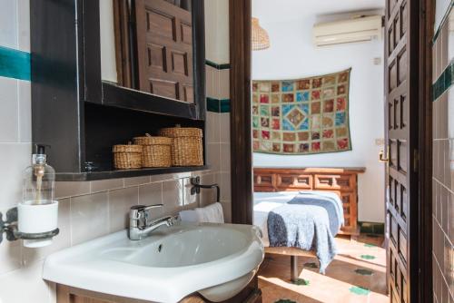 baño con lavabo y cama en Increible Casa Independiente en Santa Cruz, Parking Optional, en Sevilla