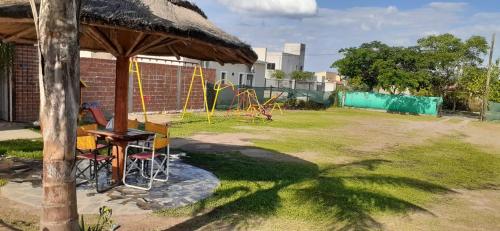 - Patio trasero con parque infantil en solo turistas en Salta