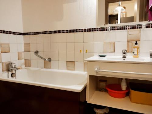 a bathroom with a sink and a bath tub at Studio Villard-de-Lans, 1 pièce, 4 personnes - FR-1-689-118 in Villard-de-Lans