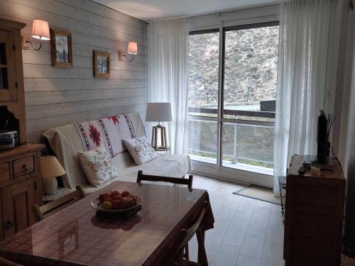 un salon avec un bol de fruits sur une table dans l'établissement Appartement cosy 40m², 6 couchages, pied des pistes avec balcon, à Villard-de-Lans - FR-1-689-116, à Villard-de-Lans