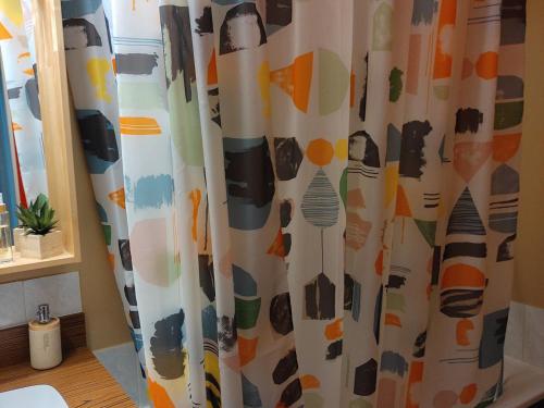 un rideau de douche avec un motif géométrique dans l'établissement Appartement cosy 40m², 6 couchages, pied des pistes avec balcon, à Villard-de-Lans - FR-1-689-116, à Villard-de-Lans