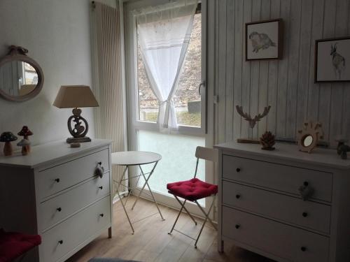 - une chambre avec une commode et une fenêtre dans l'établissement Appartement cosy 40m², 6 couchages, pied des pistes avec balcon, à Villard-de-Lans - FR-1-689-116, à Villard-de-Lans