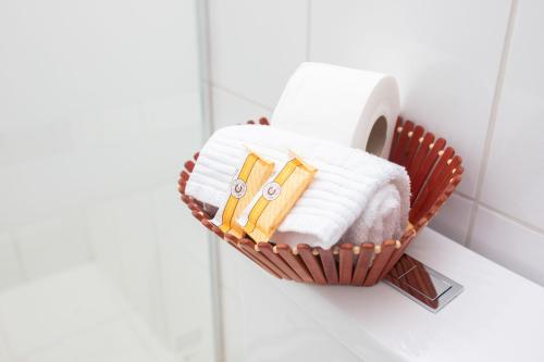 ein Korb mit Handtüchern auf einem Regal im Bad in der Unterkunft Colibrí Inn in Chivay