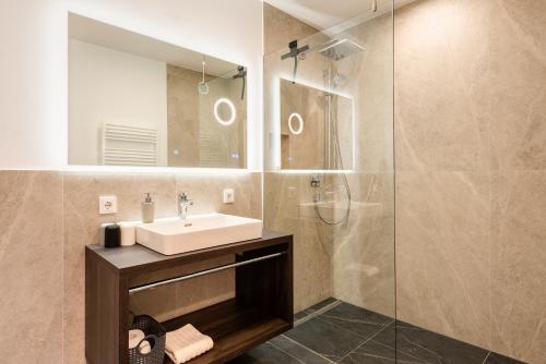 聖安東阿爾貝格的住宿－Am Römerweg - Appartements，一间带水槽和淋浴的浴室