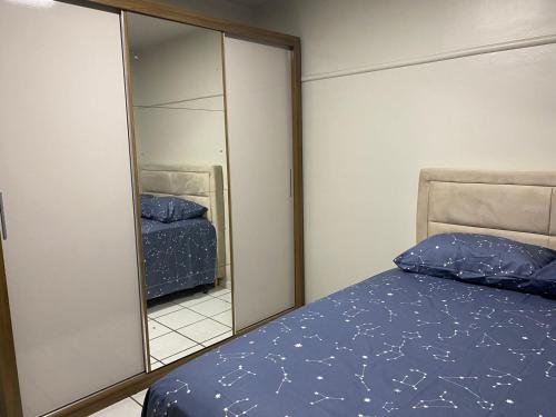 1 dormitorio con espejo junto a la cama en Apto refúgio 301 em São Luís/MA (inteiro) en São Luís