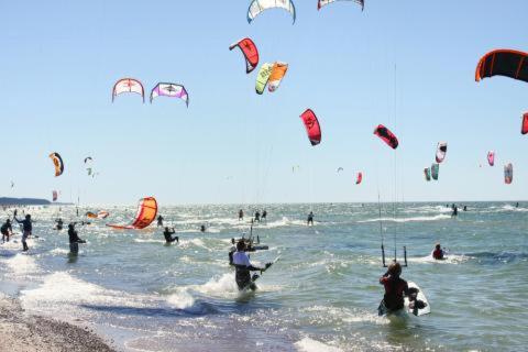 a group of people flying kites on the beach at Exclusivo Chalet a Pie de Costa in Alcanar