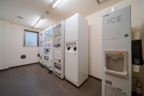 名古屋市にある名鉄イン名古屋駅前の冷蔵庫2台、製氷機が備わる客室です。