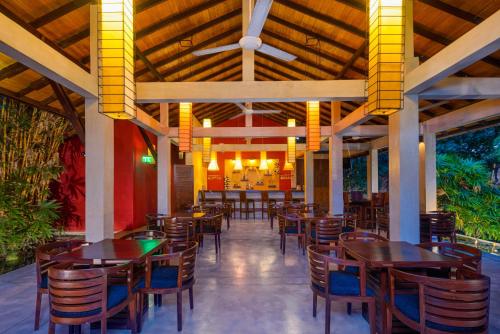 Chaarya Resort & Spaにあるレストランまたは飲食店