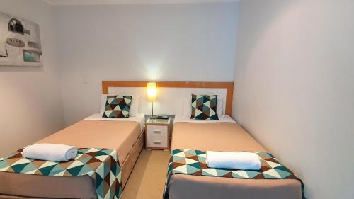 En eller flere senge i et værelse på Koola Beach Apartments Bargara