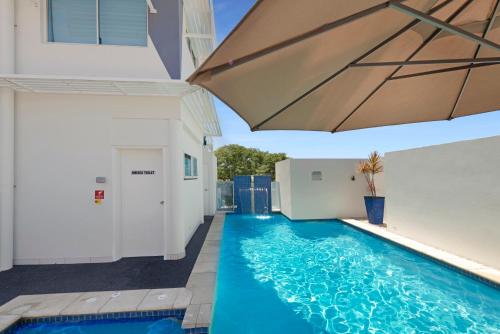 Bazén v ubytování Koola Beach Apartments Bargara nebo v jeho okolí