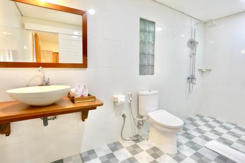 y baño con lavabo, aseo y espejo. en 37 Sunset Village Bali, en Canggu