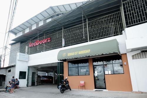 a building with a motorcycle parked in front of it at RedDoorz near Tugu Pers Jambi in Jambi