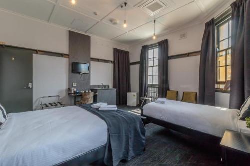 Katil atau katil-katil dalam bilik di Royal Hotel Ryde