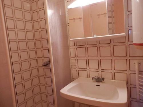 een badkamer met een wastafel en een spiegel bij Studio Vieux-Boucau-les-Bains, 1 pièce, 2 personnes - FR-1-379-32 in Vieux-Boucau-les-Bains