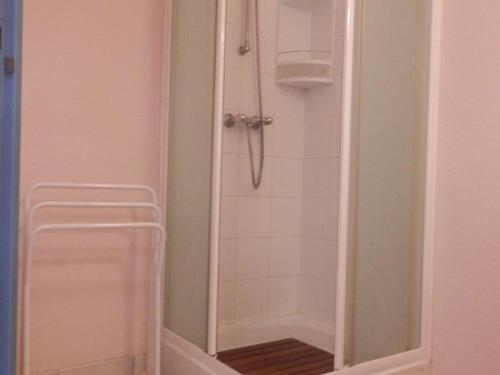 y baño con ducha y puerta de cristal. en Appartement Vieux-Boucau-les-Bains, 2 pièces, 4 personnes - FR-1-379-74, en Vieux-Boucau-les-Bains