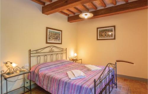 een slaapkamer met een bed en twee nachtkastjes bij Armeria in Anghiari