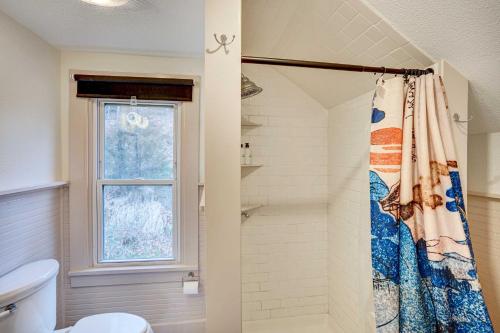baño con ducha, aseo y ventana en Saugerties Home 3 Decks and Hudson River View en Saugerties