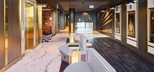 un couloir avec une rangée de chaises dans un bâtiment dans l'établissement The Motley Hotel, à Melbourne