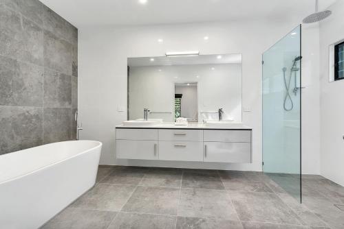 Ένα μπάνιο στο Tiino Villa with Heated Pool Clifton Beach