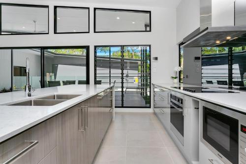 Η κουζίνα ή μικρή κουζίνα στο Tiino Villa with Heated Pool Clifton Beach