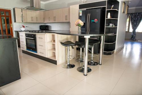 Una cocina o zona de cocina en EMC Luxury 4BR Villa ,Pool, Solar , Starlink Wifi