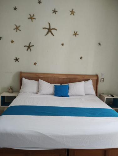 科蘇梅爾的住宿－Hermosa Casa Esencia en Cozumel，卧室配有一张墙上的星星床