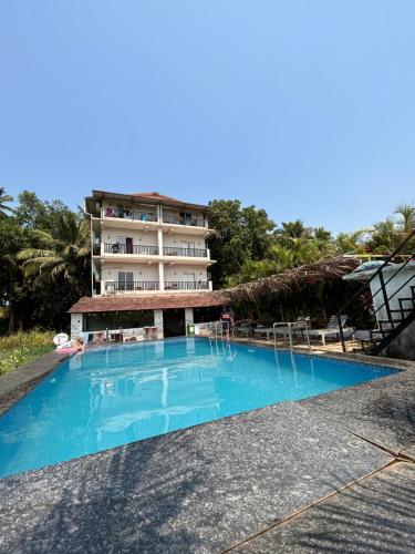 Bazén v ubytování Shivam Bnb Mandrem Resort nebo v jeho okolí