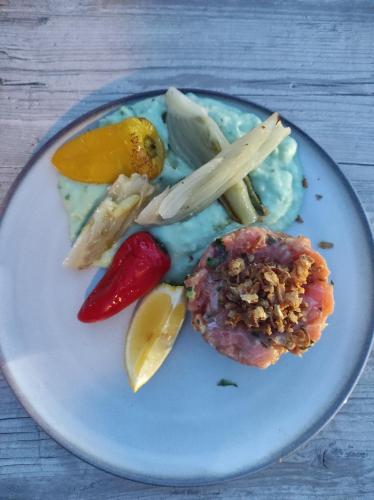 une plaque blanche avec de la nourriture sur une table dans l'établissement lesmobilhomesduferret - camping Les Viviers - mobil-homes de particuliers, funpass activités non inclus, à Lège-Cap-Ferret