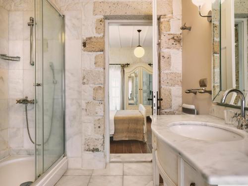 een badkamer met een douche, een wastafel en een bad bij Beyevi Alaçatı in Alacati