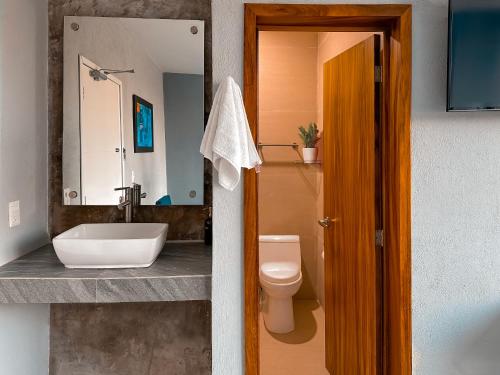 La salle de bains est pourvue d'un lavabo et de toilettes. dans l'établissement Kavalá, à San Blas