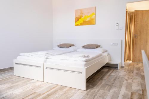 ズノイモにあるPenzion Vinařství Konitzのベッドルーム1室(白いベッド2台付)