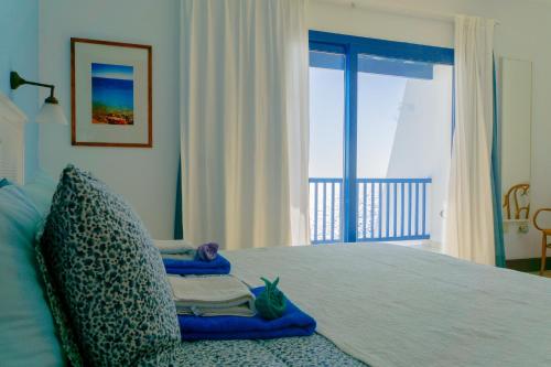 um quarto com uma cama e vista para o oceano em La Casa Azul em Puerto Calero