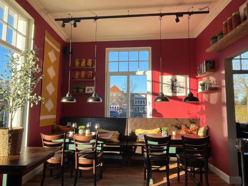 Restoran atau tempat lain untuk makan di Luxus Lindenhof Apartments -Ferienwohnungen in Friesland an der Nordsee am Naturschutzgebiet Urwald