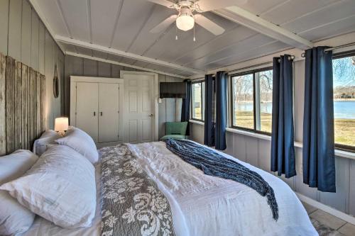 una camera con un grande letto e un ventilatore a soffitto di Riverfront Dixon, Illinois, Vacation Rental! a Dixon