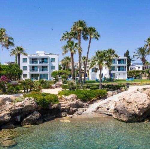 vista sul resort dall'acqua di King Evelthon Beach Hotel & Resort a Paphos