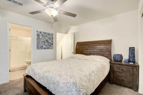 1 dormitorio con 1 cama y ventilador de techo en Ideally Located Merced Vacation Rental!, en Merced