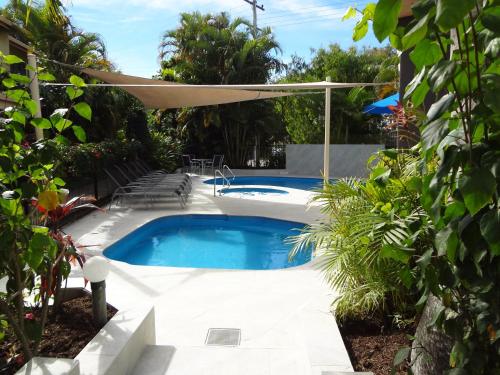 Piscina de la sau aproape de Noosa Gardens Riverside Resort