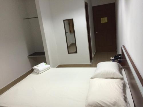 a large white bed in a room with a mirror at Residencial Turístico El Descanso in Panama City