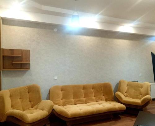 sala de estar con sofá y 2 sillas en Срочно Сдаётся!!!, en Tiflis