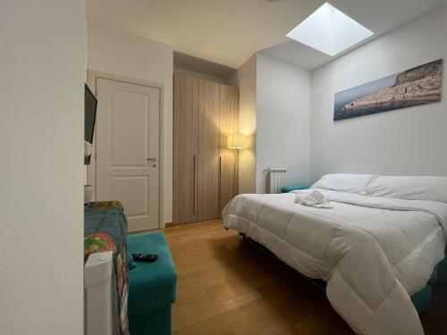 Una cama o camas en una habitación de Horizon Suites