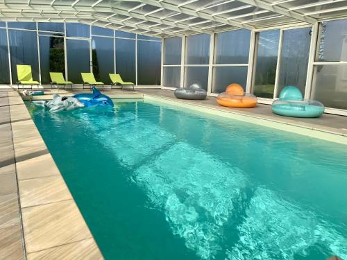 ein Swimmingpool mit blauem Wasser in einem Gebäude in der Unterkunft Piscine chauffée Villa mouettes de Loire in Maslives