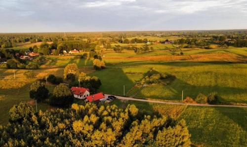 z góry widok na farmę z czerwonym domem w obiekcie Stara Stolarnia w mieście Ruciane-Nida