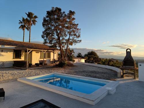 una piscina frente a una casa en Villas del Alba, en Alhaurín de la Torre