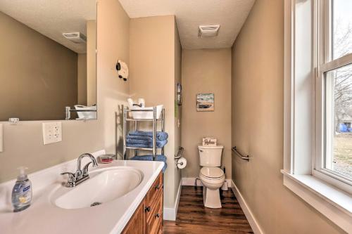 Ett badrum på Vacation Rental Near Seneca Lake!