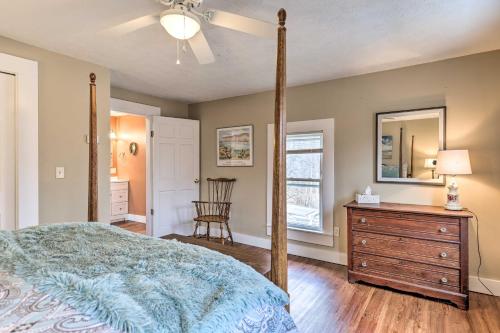 HimrodにあるLovely Finger Lakes Vacation Home Near Seneca Lakeのベッドとドレッサーと鏡のある寝室