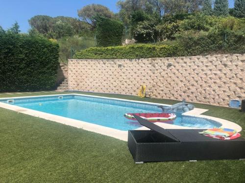 Detached house with pool nearby Girona في سانت خوليا ذي راميس: مسبح مع وجود منفختين في ساحة