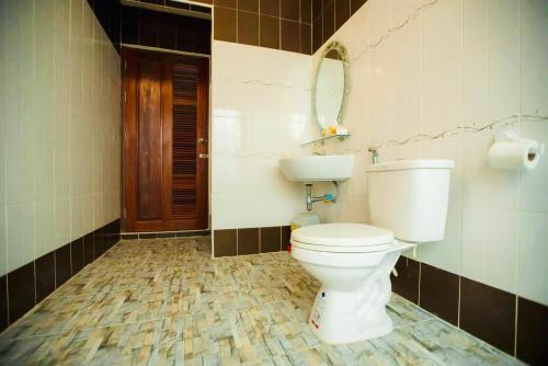La salle de bains est pourvue de toilettes et d'un lavabo. dans l'établissement ที่พักสงขลา Homy garden Songkhla, à Ban Khao Rup Chang